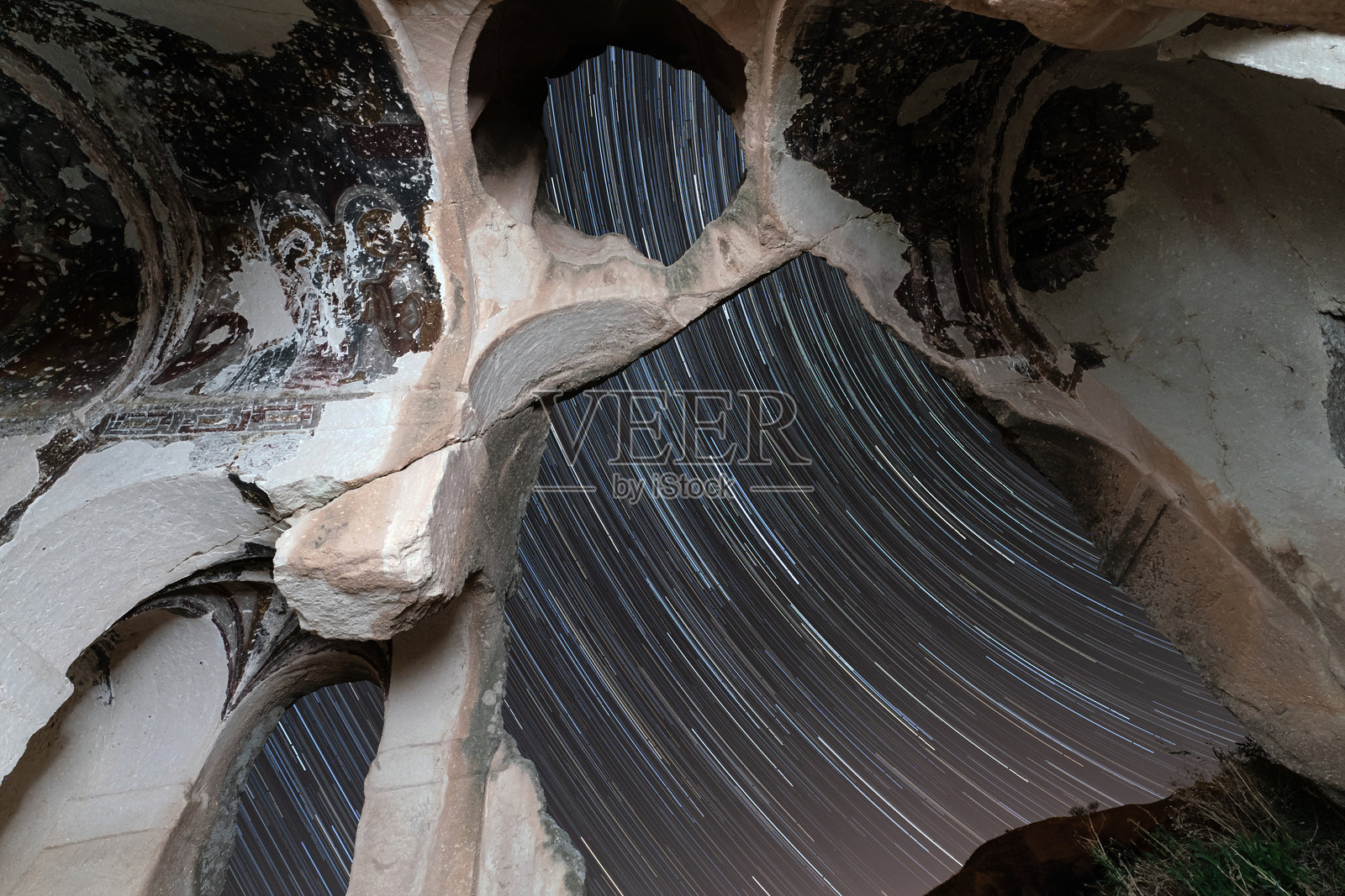 卡帕多奇亚,内夫谢希尔,土耳其的洞穴教堂内的星轨照片摄影图片