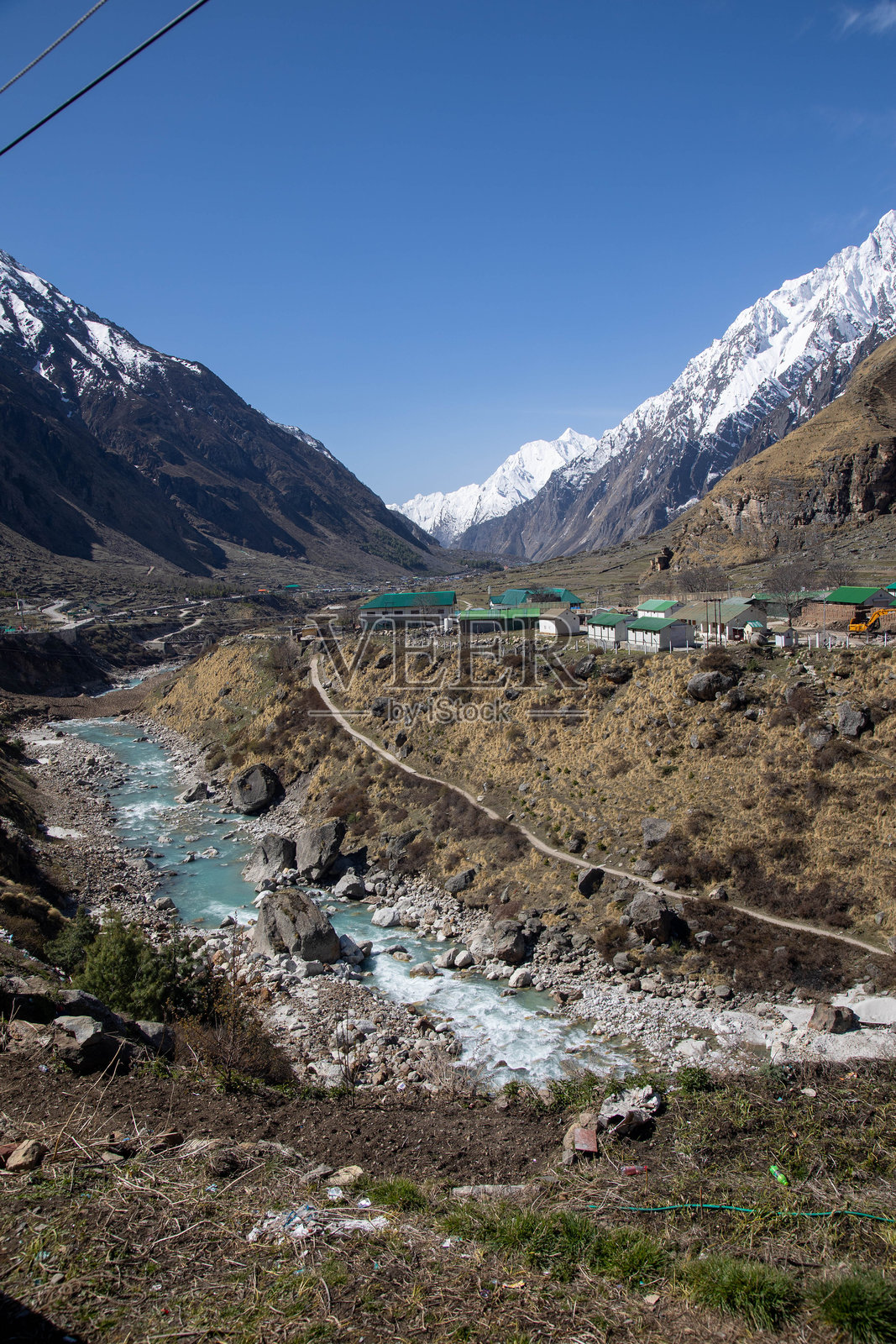 阿拉克南达河流经印度乌塔拉坎德的喜马拉雅山脉照片摄影图片