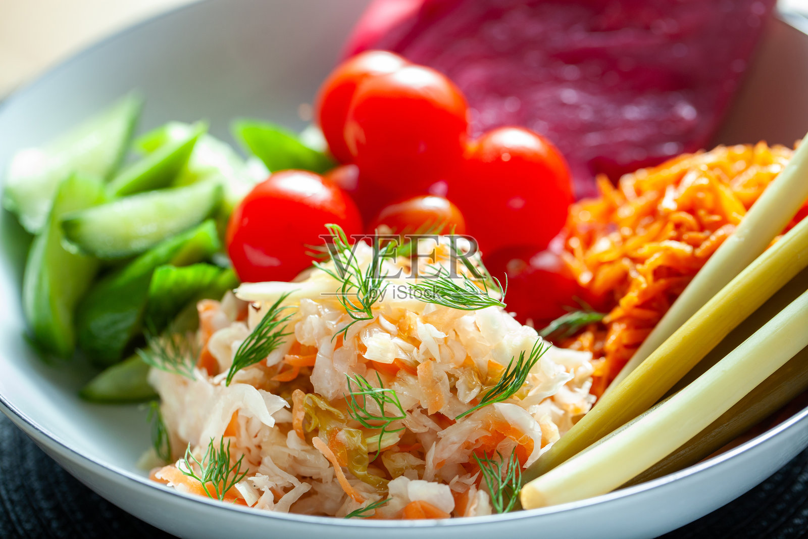 俄罗斯菜肴中的腌制蔬菜盛在碗里照片摄影图片