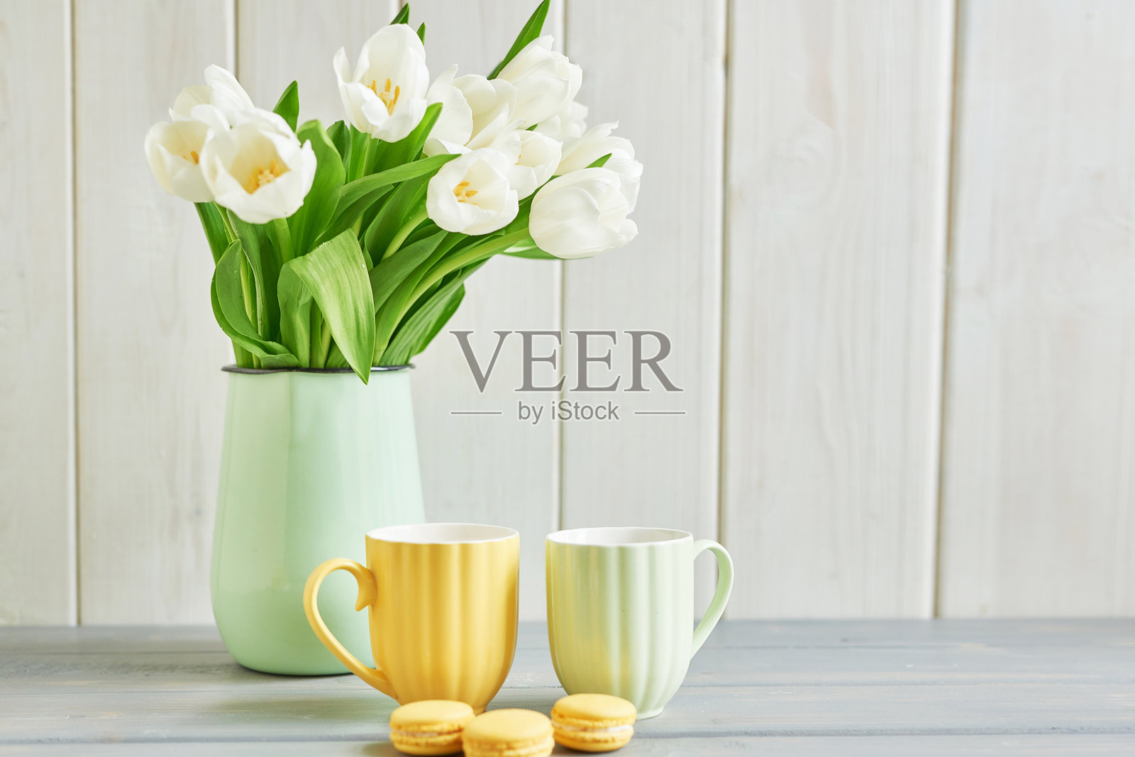 新鲜白色郁金香的花束在花瓶中。母亲节或生日快乐的贺卡。留有文字空间。复活节、春季或夏季贺卡模板。祝贺3月8日国际妇女节。照片摄影图片