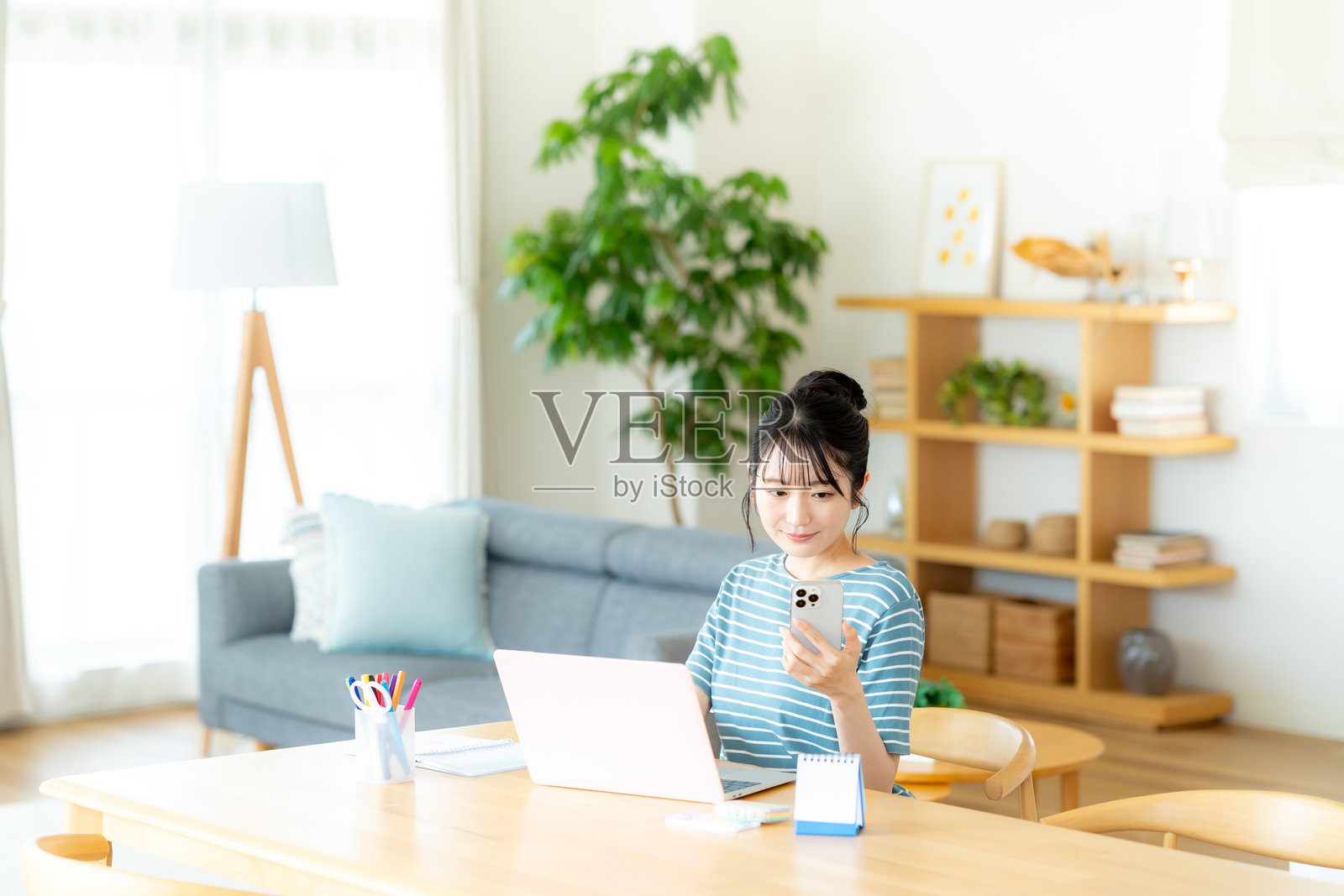 年轻女性在用智能手机打电话照片摄影图片