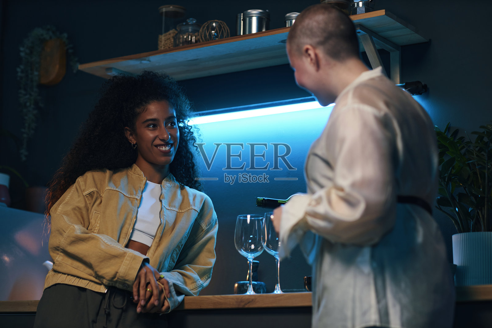 女孩们在家里聚会照片摄影图片