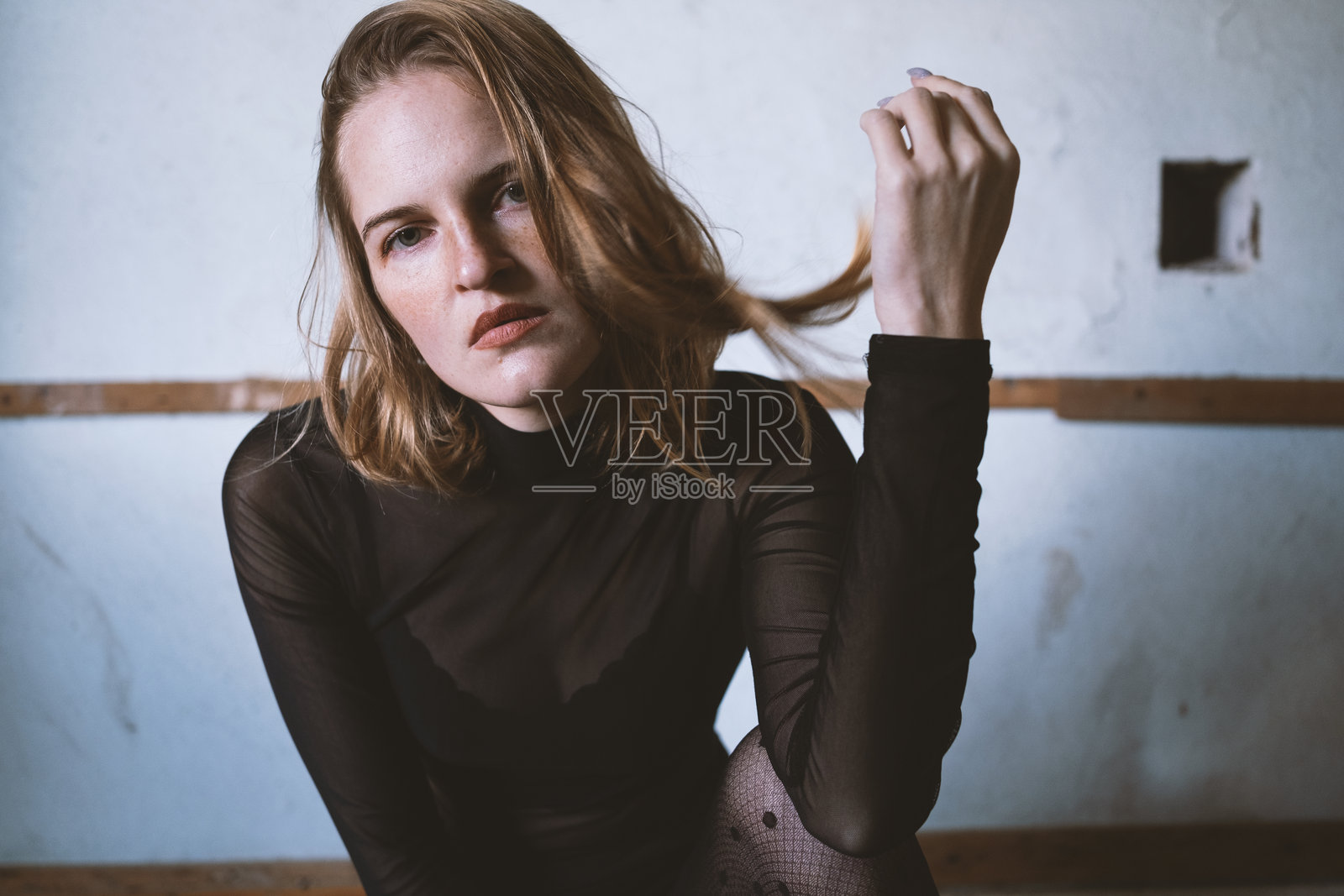 年轻的金发女性照片摄影图片