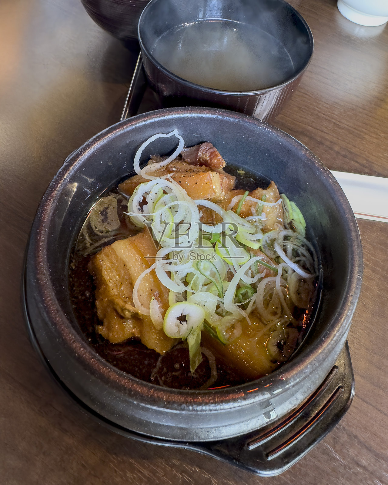 日式红烧猪肉(Buta no Kakuni)照片摄影图片