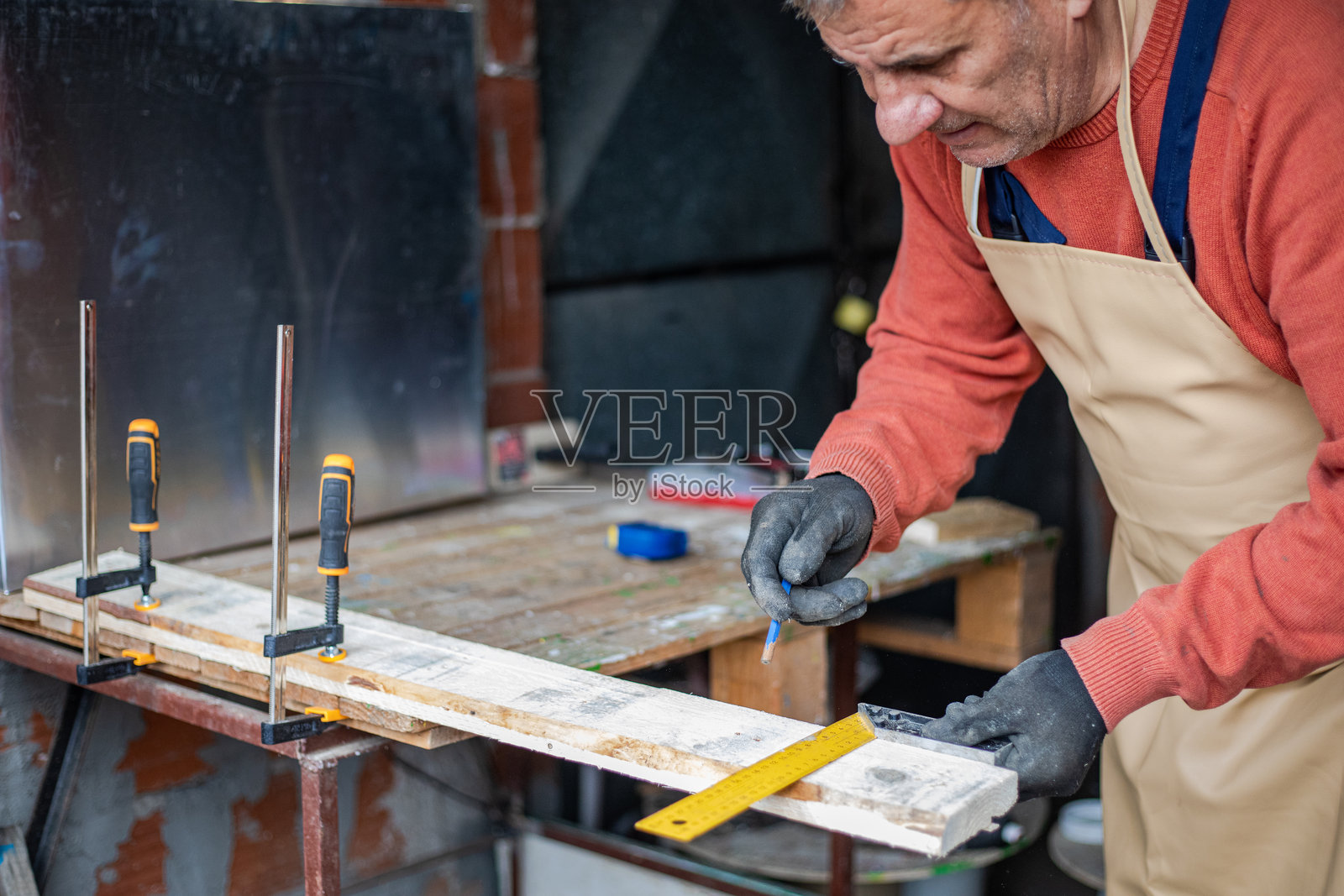 在车间工作的木匠照片摄影图片