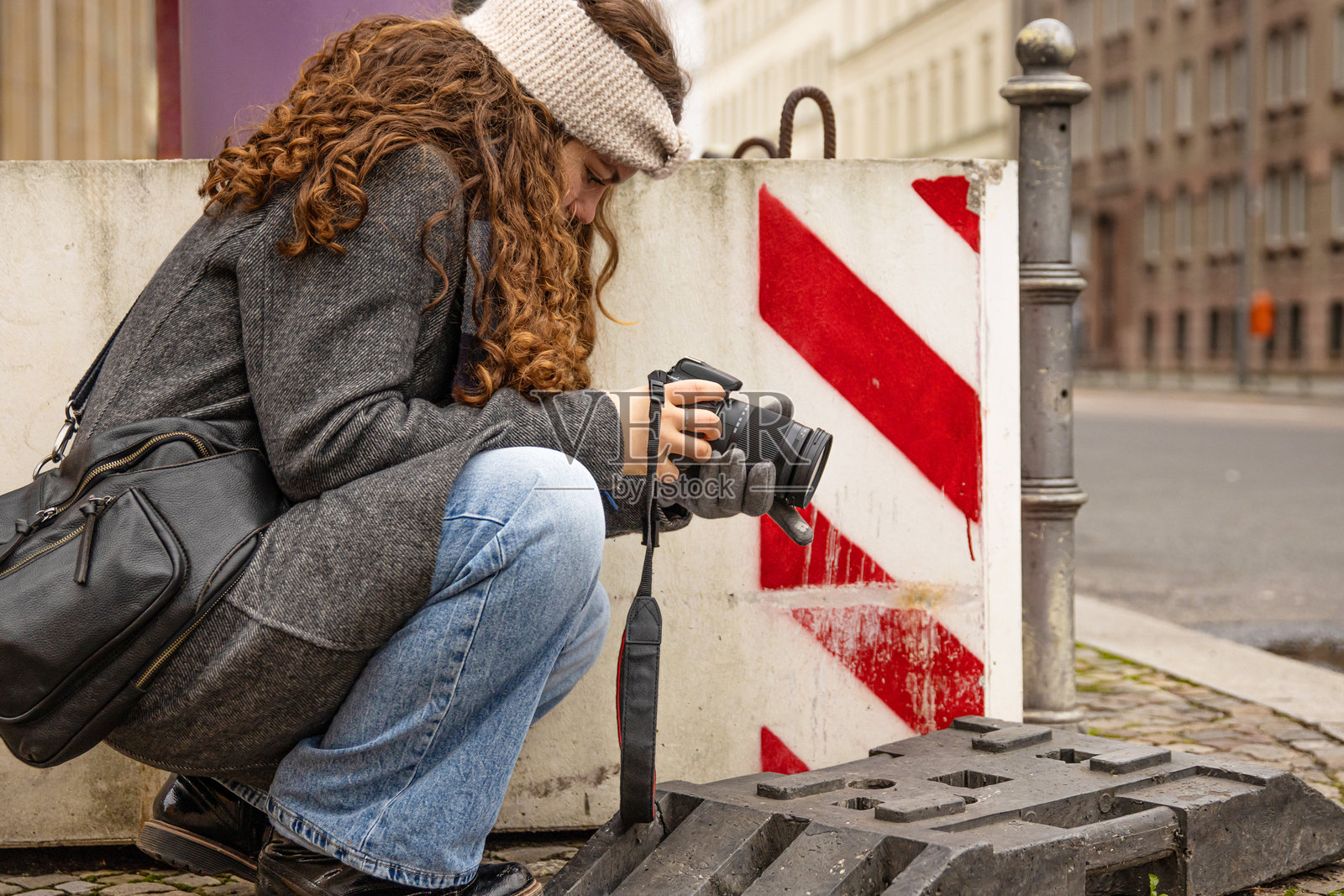 在德国柏林,一位富有创意的年轻女性摄影师用单反相机捕捉城市景象,将创作热情与博客和街头摄影结合在这个充满活力的城市中。照片摄影图片