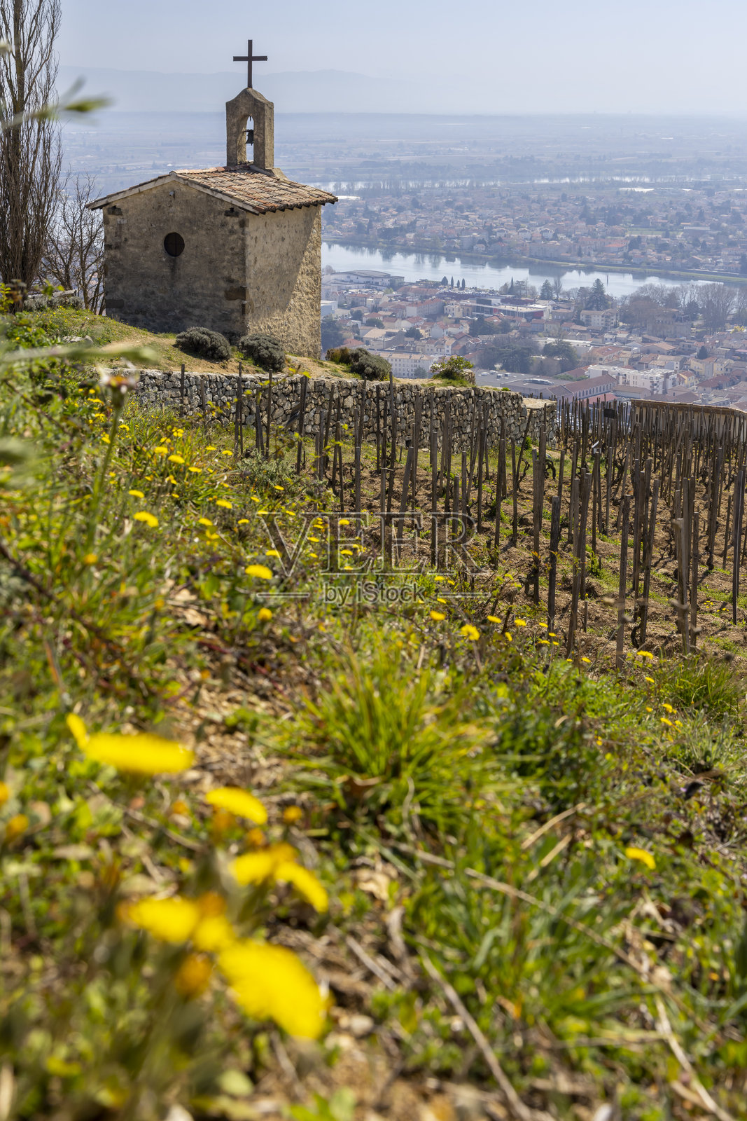 大克鲁葡萄园和圣克里斯托弗教堂,坦赫米塔日,罗纳-阿尔卑斯,法国照片摄影图片