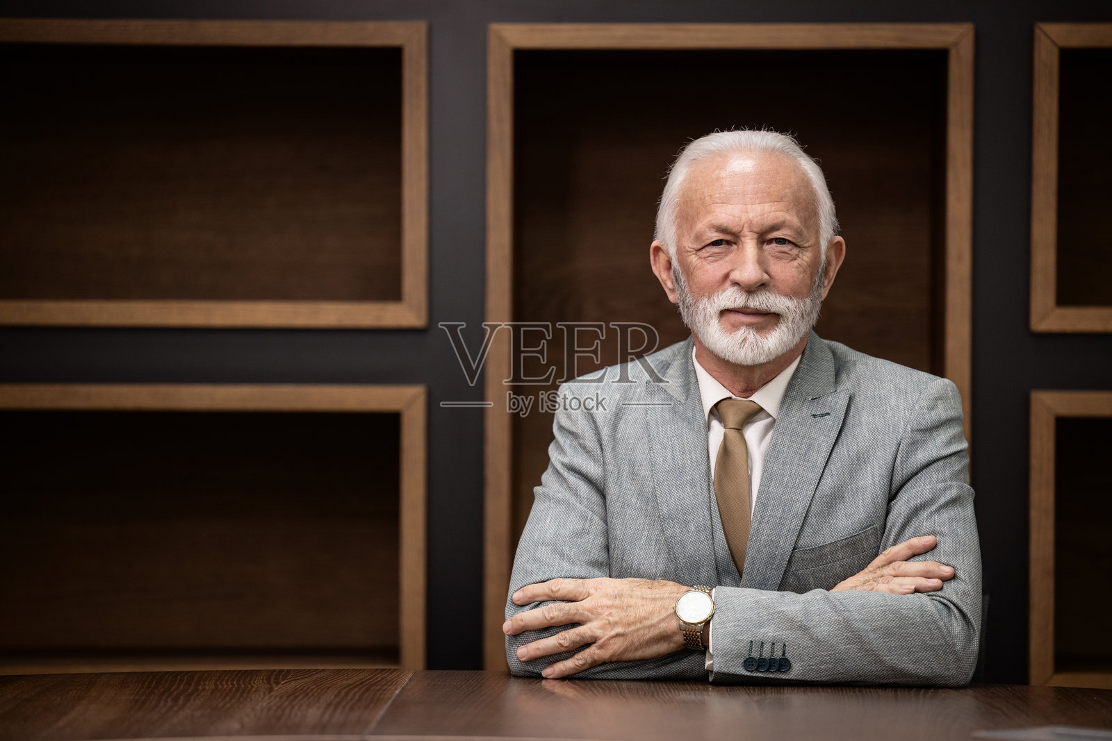 成功且富有的高级商人正在经营一家公司。照片摄影图片