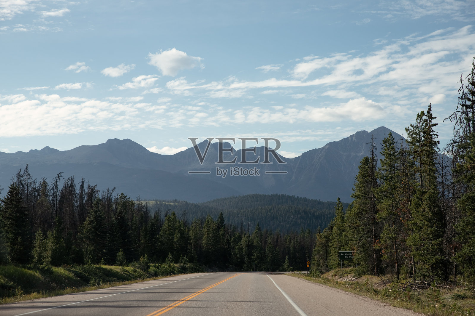 班夫国家公园的山脉与天空的美丽景色,加拿大。照片摄影图片