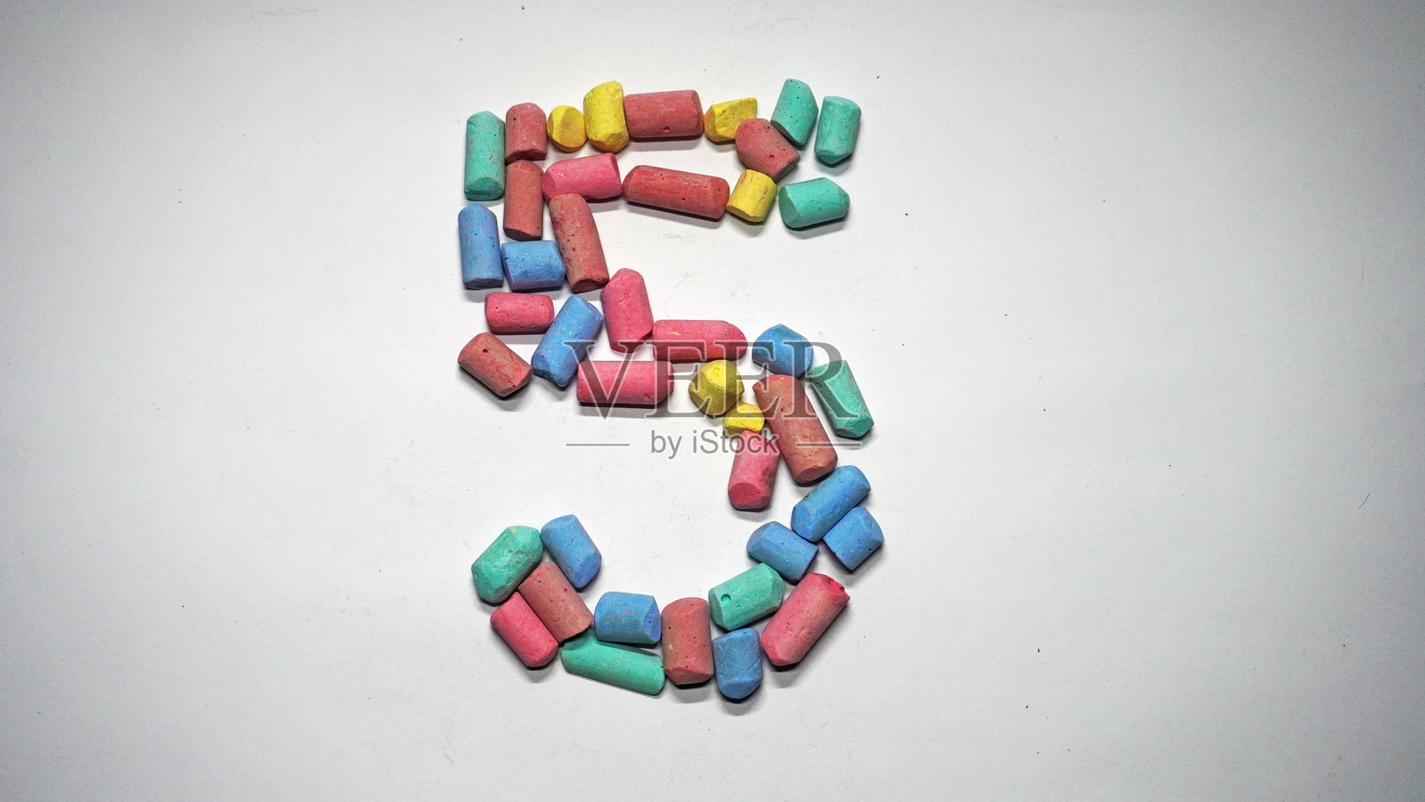 五号数字用彩色粉笔在白色背景上创作而成照片摄影图片