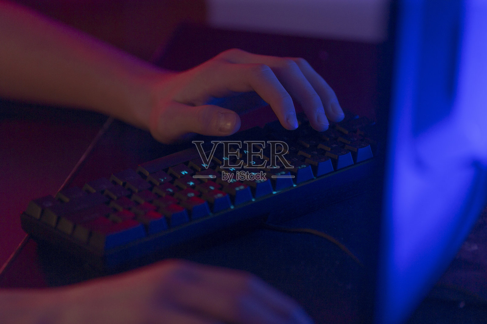 一个人正在积极地在笔记本电脑前的键盘上打字照片摄影图片