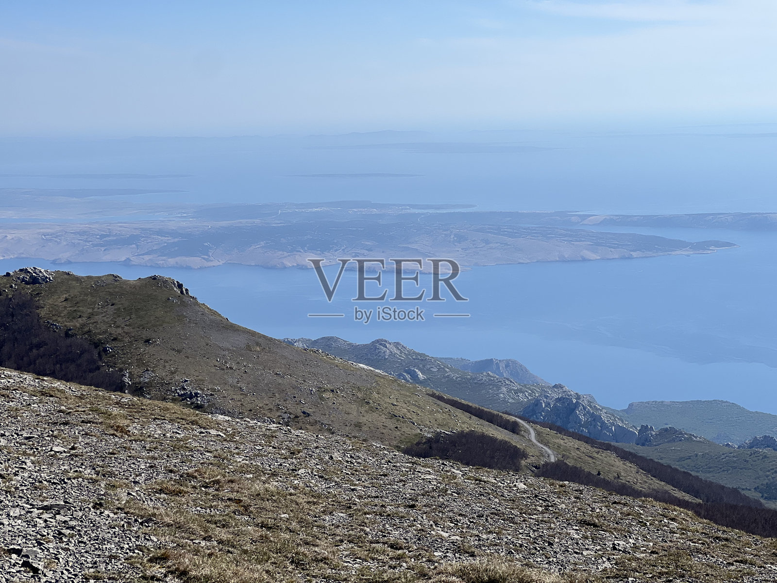 从普雷穆日奇小径俯瞰亚得里亚海和岛屿 - 克罗地亚北韦莱比特国家公园照片摄影图片