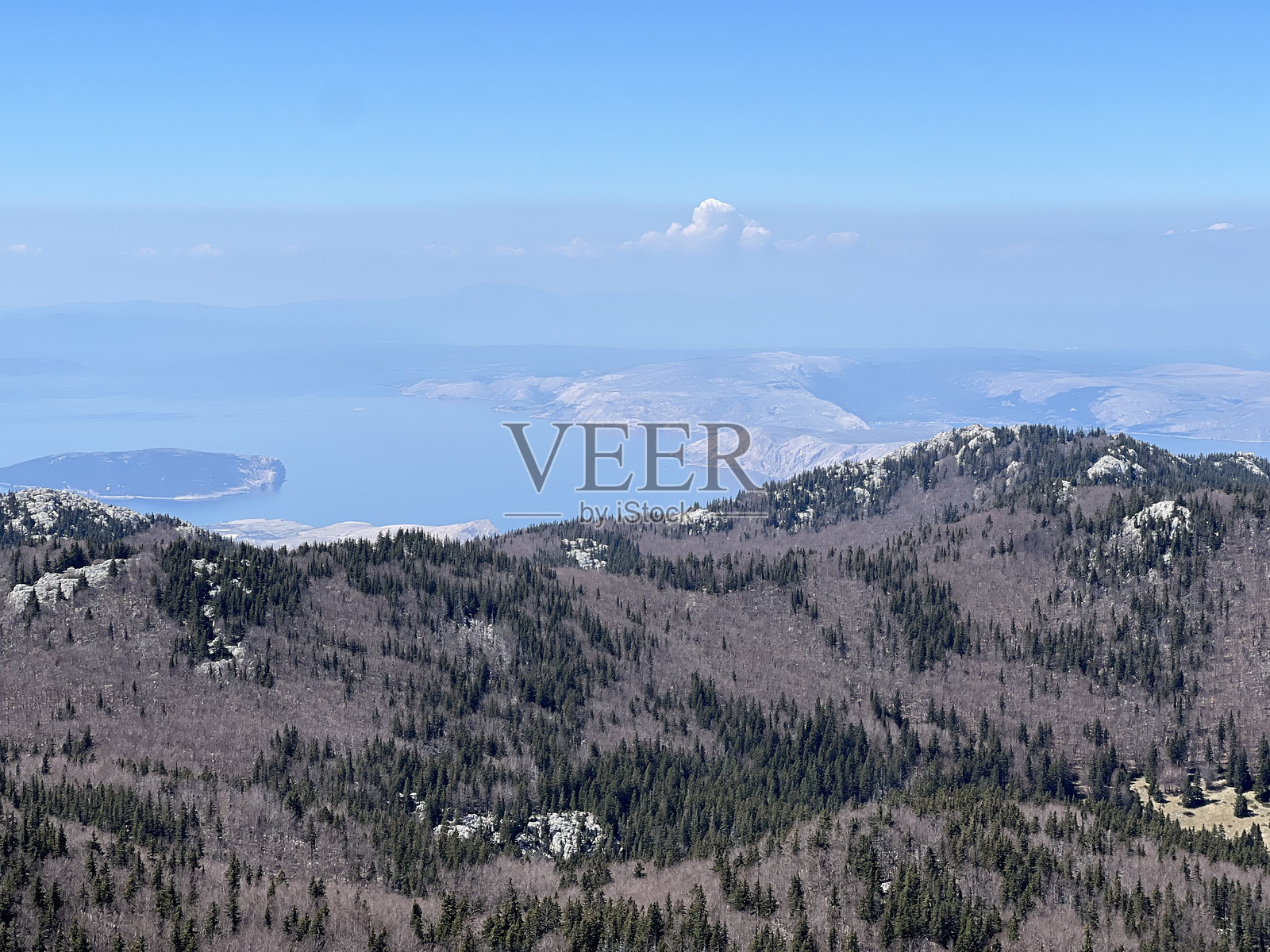 从普雷穆日奇小径俯瞰亚得里亚海和岛屿 - 克罗地亚北韦莱比特国家公园照片摄影图片