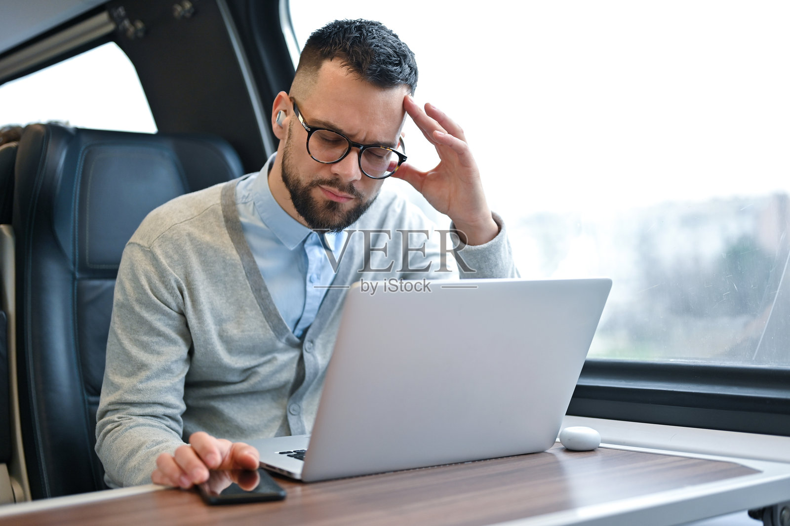 年轻商人在火车上工作照片摄影图片