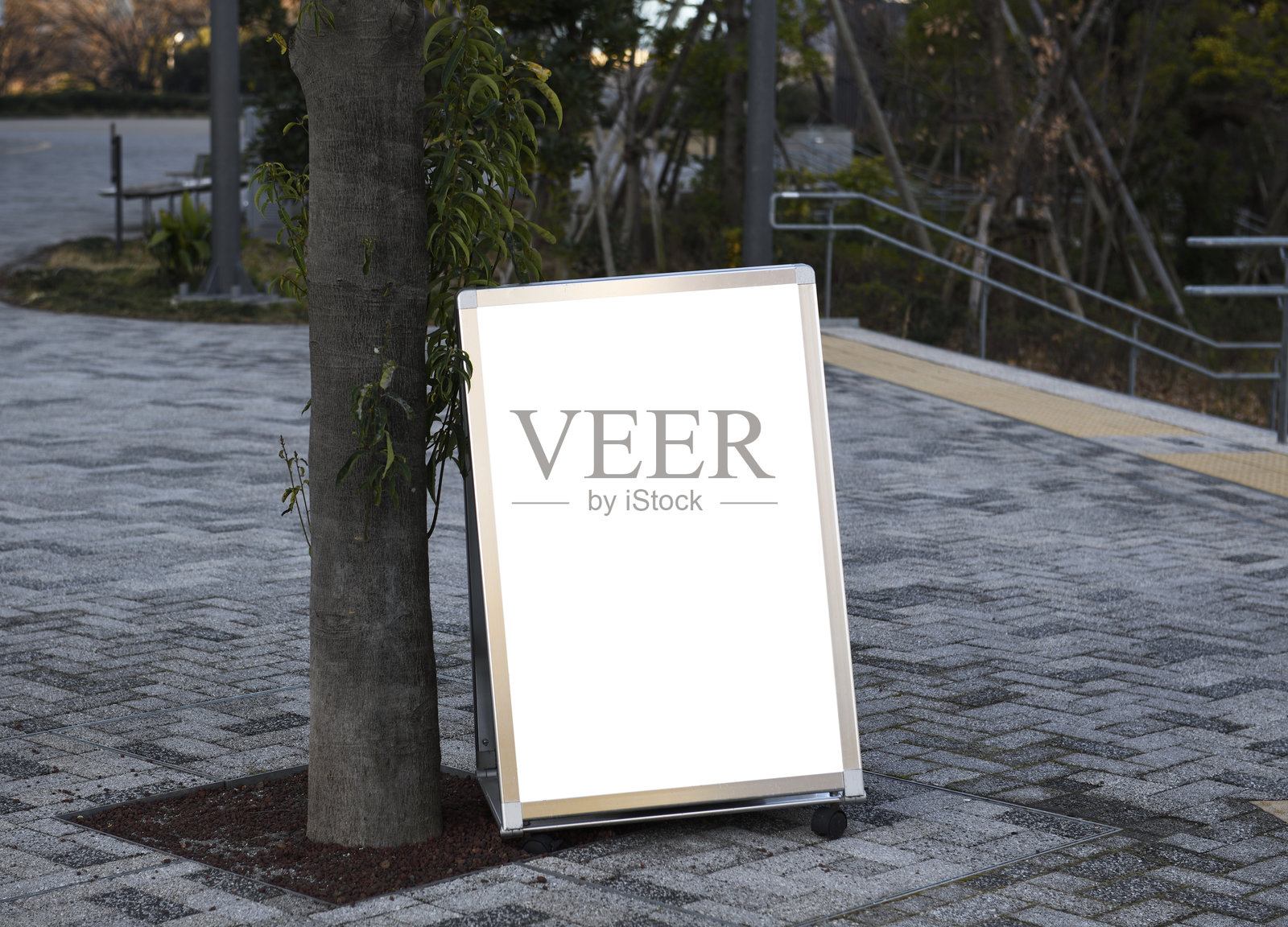 公共公园里的空白公告板照片摄影图片