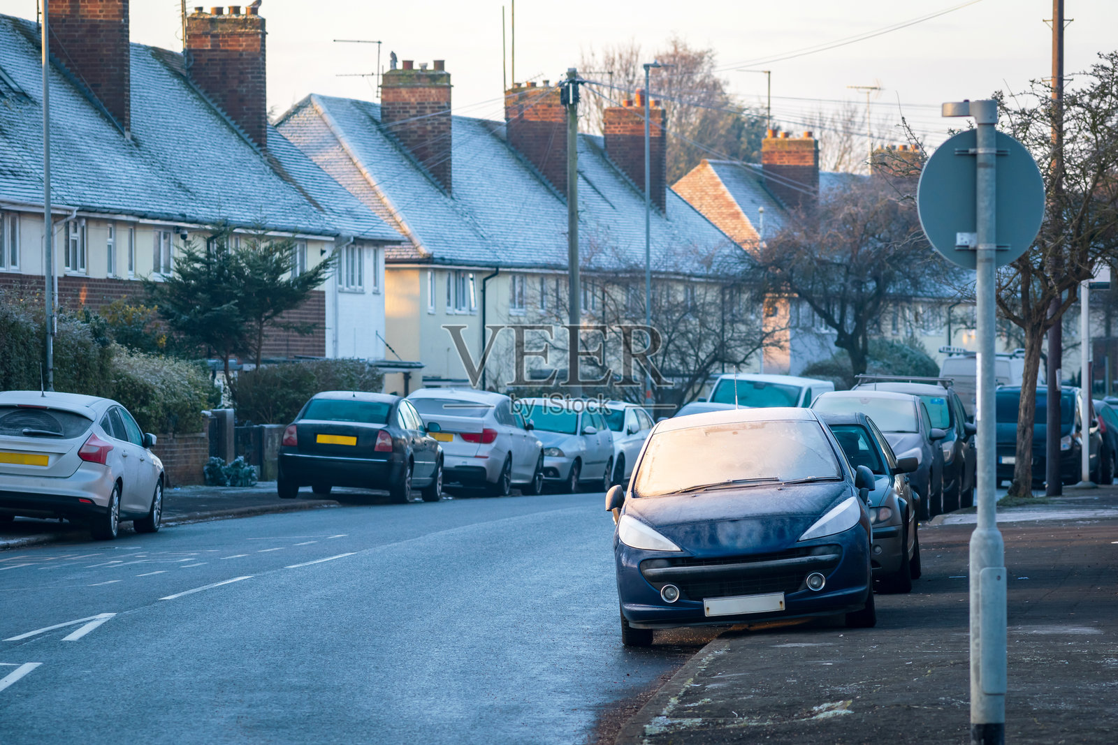 被霜雪覆盖的英国道路和汽车,位于英格兰,英国照片摄影图片