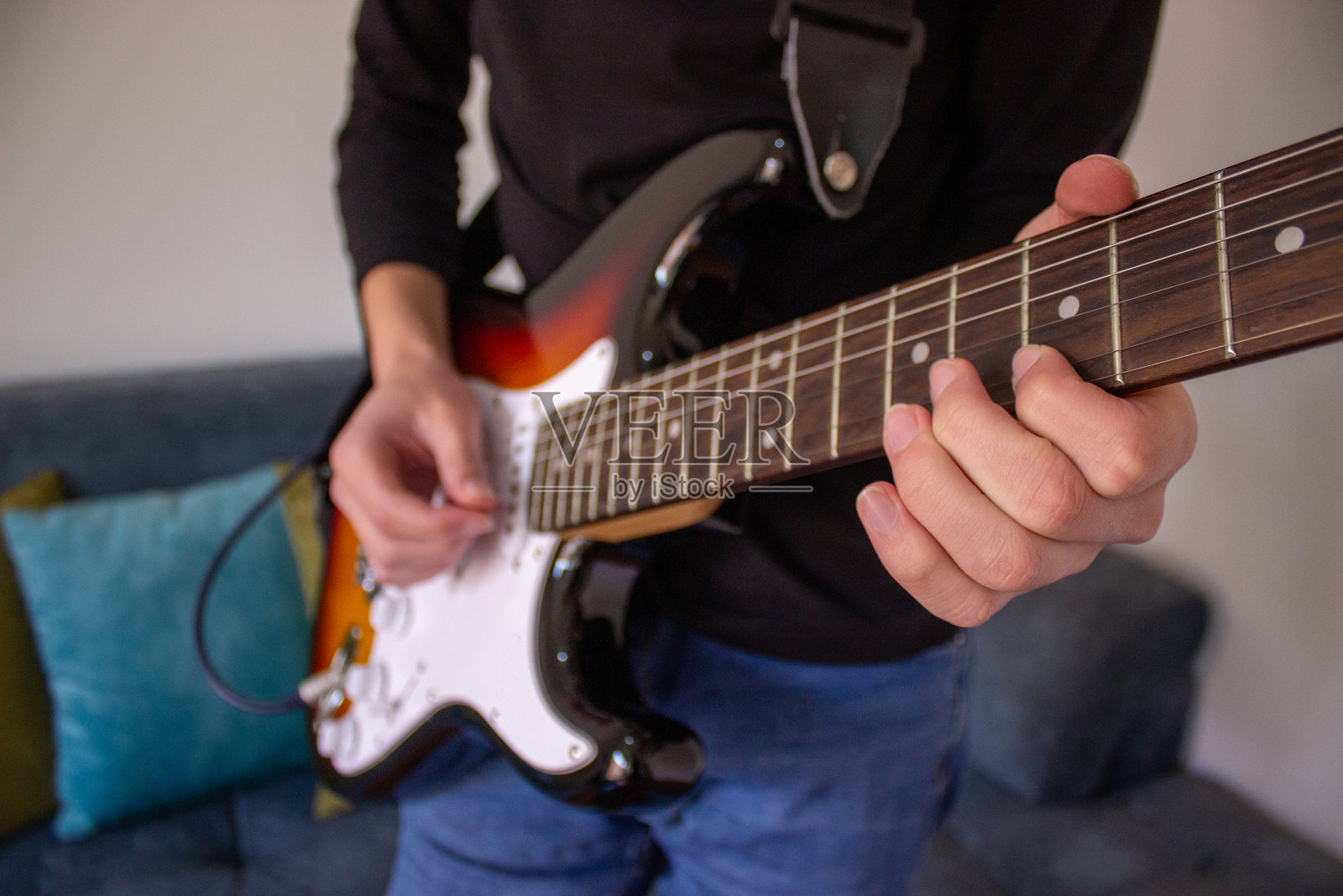 特写手部弹吉他照片摄影图片