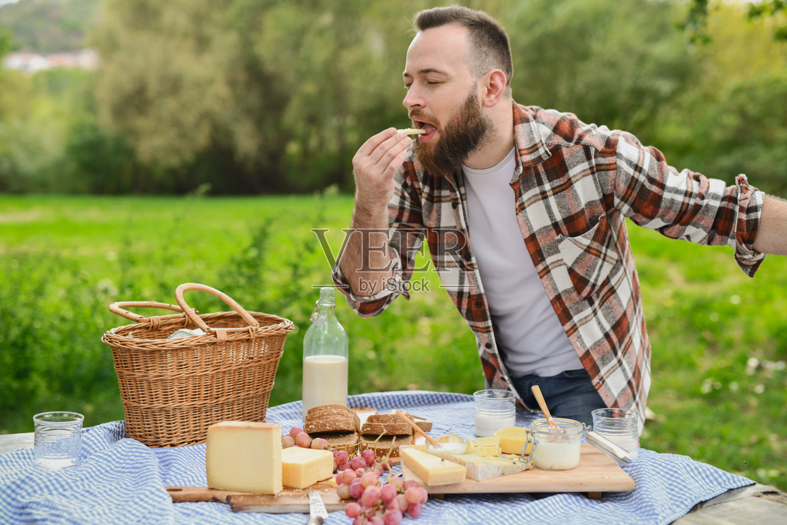 帅气的男性闭着眼睛享受每一口黄奶酪照片摄影图片