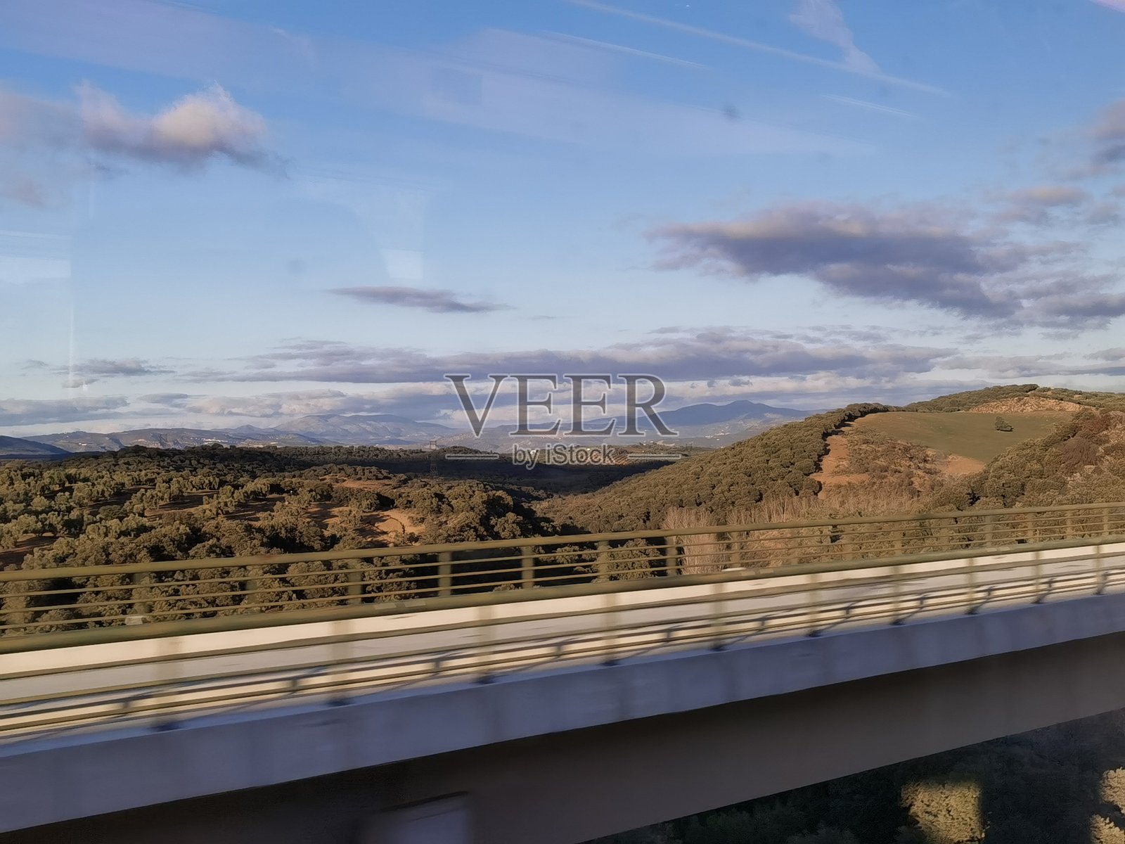 在西班牙安达卢西亚高速列车上捕捉到的自然风光。照片摄影图片