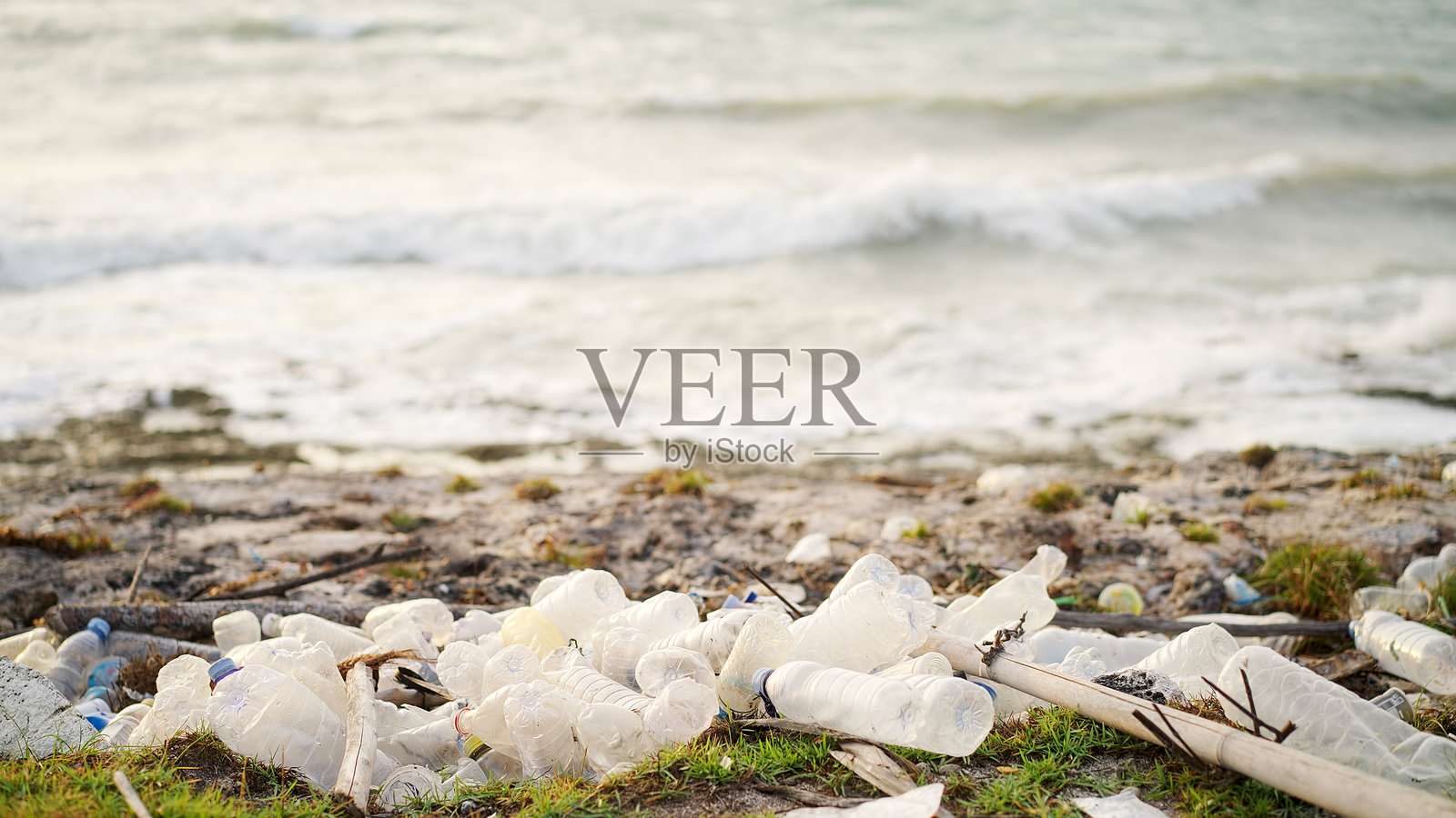 海滩污染概念,塑料水瓶废物,污染的海洋环境照片摄影图片