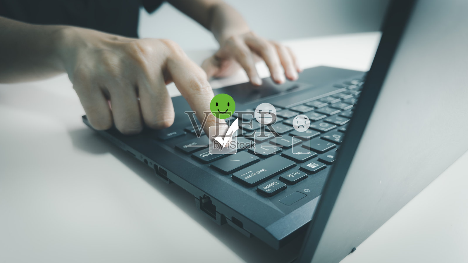 客户满意度概念,表达他们的意见、回答和满意评分,客户对微笑表情图标表示满意,优质服务,用户的良好反馈照片摄影图片