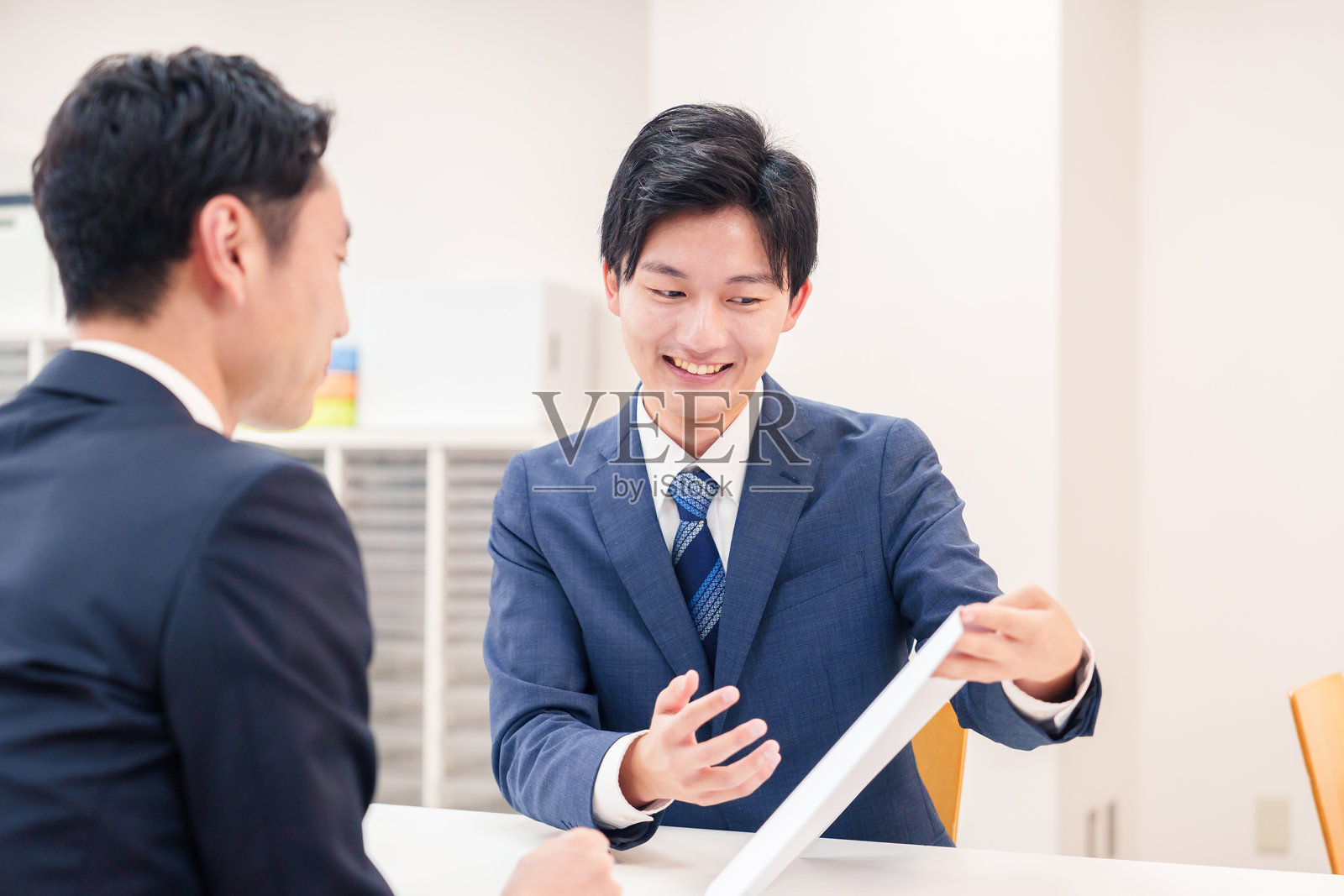 商人正在柜台接待访客照片摄影图片