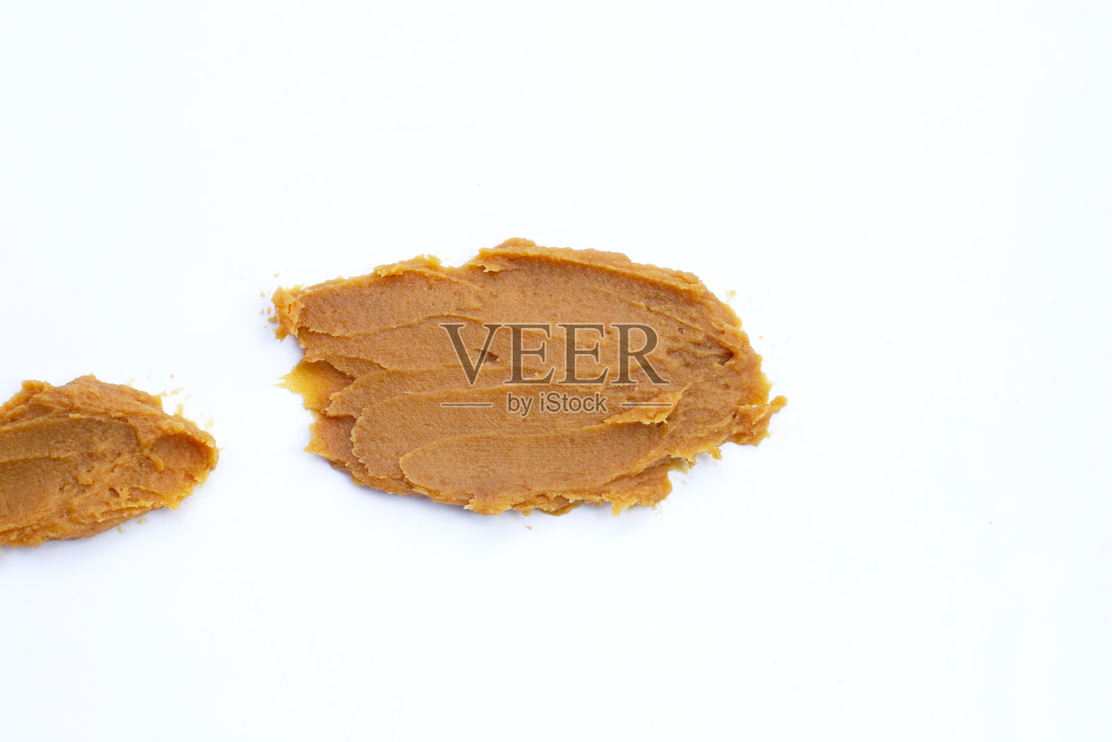 白色背景上的日本味噌酱。照片摄影图片