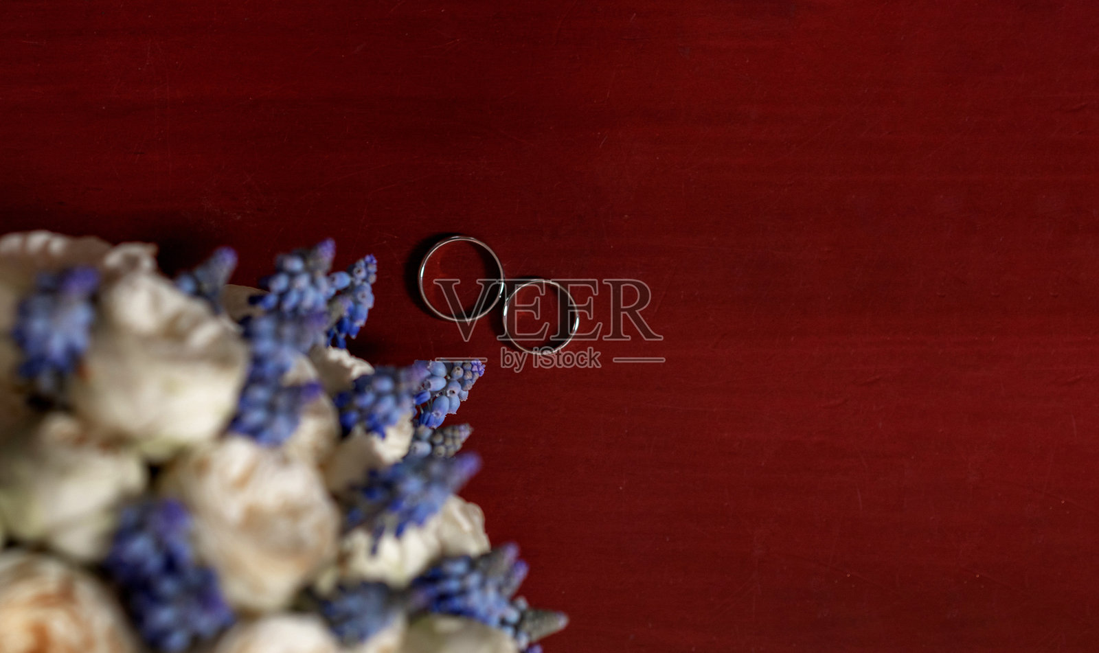 两枚金色订婚戒指特写放在木桌上照片摄影图片