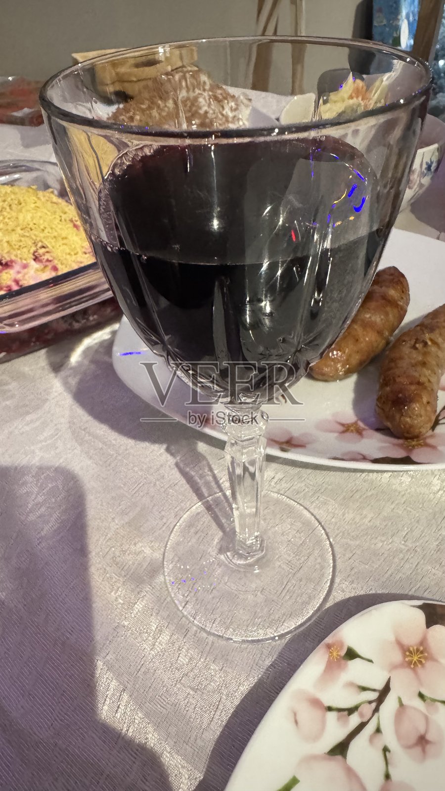 桌子上摆放着食物的高脚杯红酒照片摄影图片