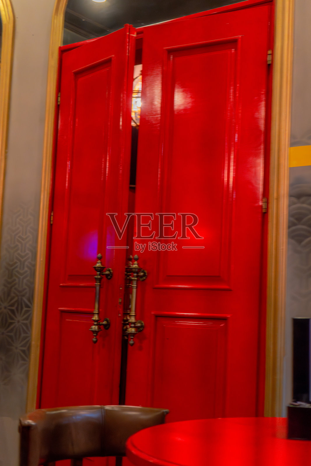 红色门的室内环境照片摄影图片
