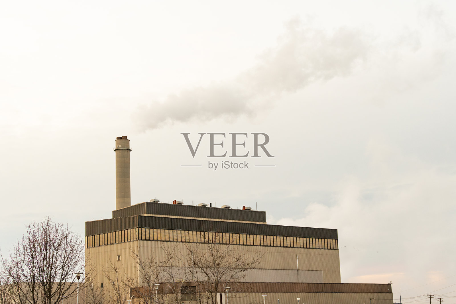 工厂向空气排放污染物照片摄影图片