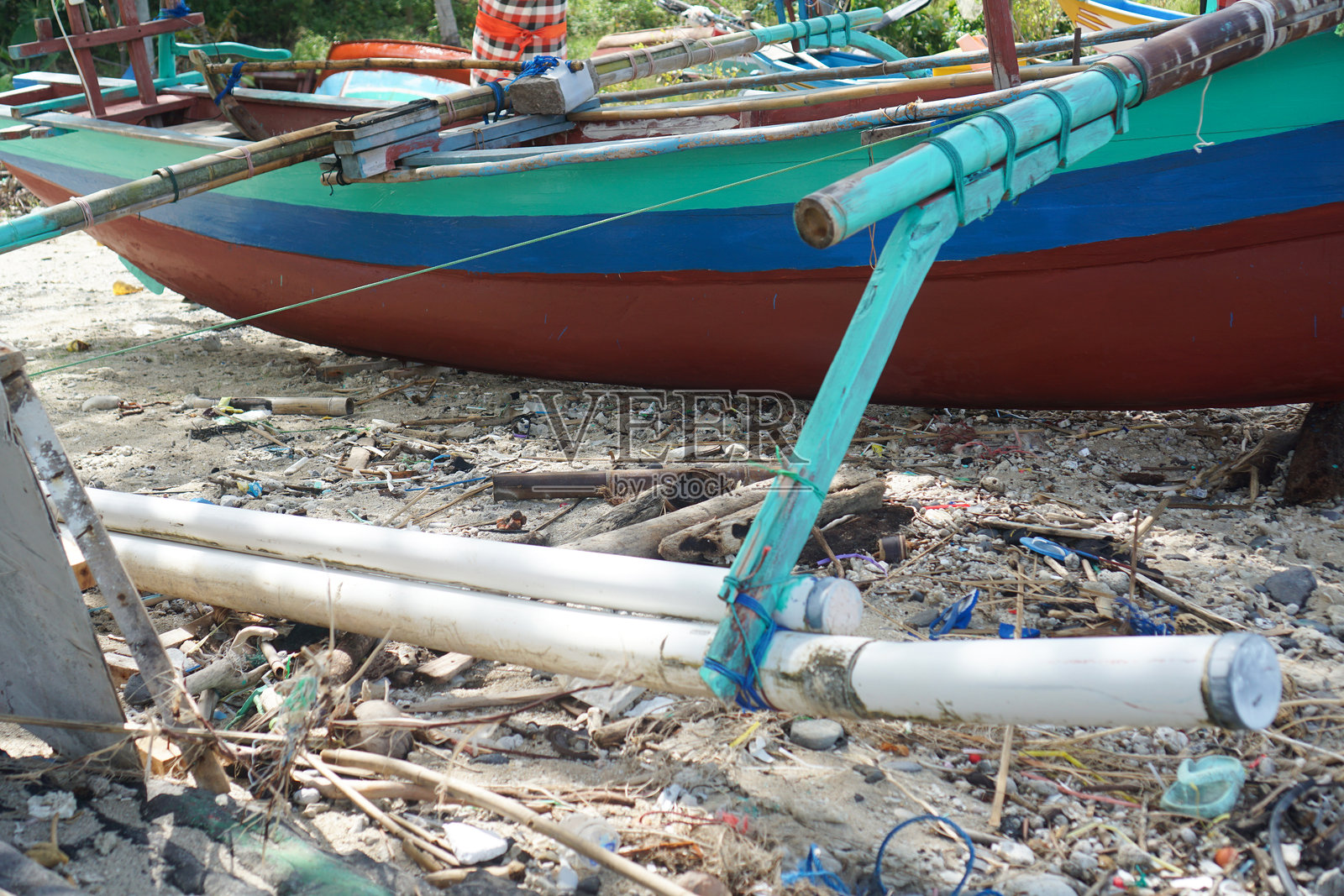 海滩上的塑料垃圾照片摄影图片