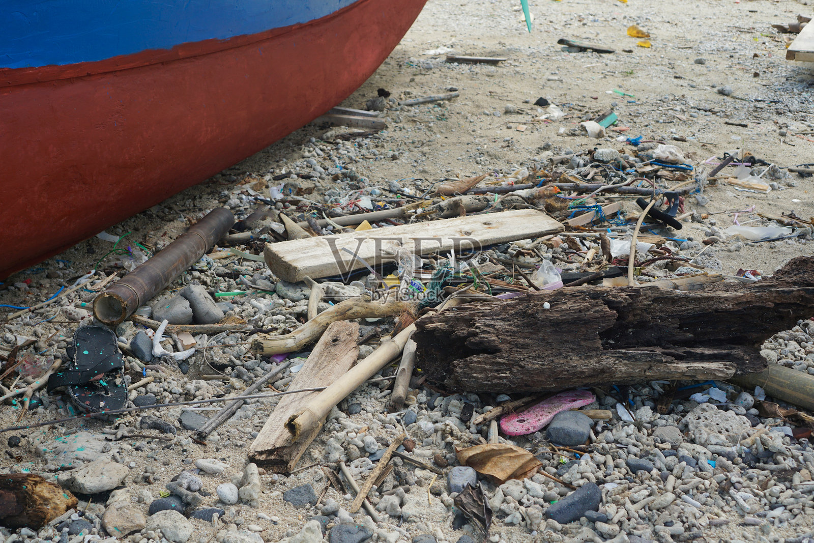 海滩上的塑料垃圾照片摄影图片