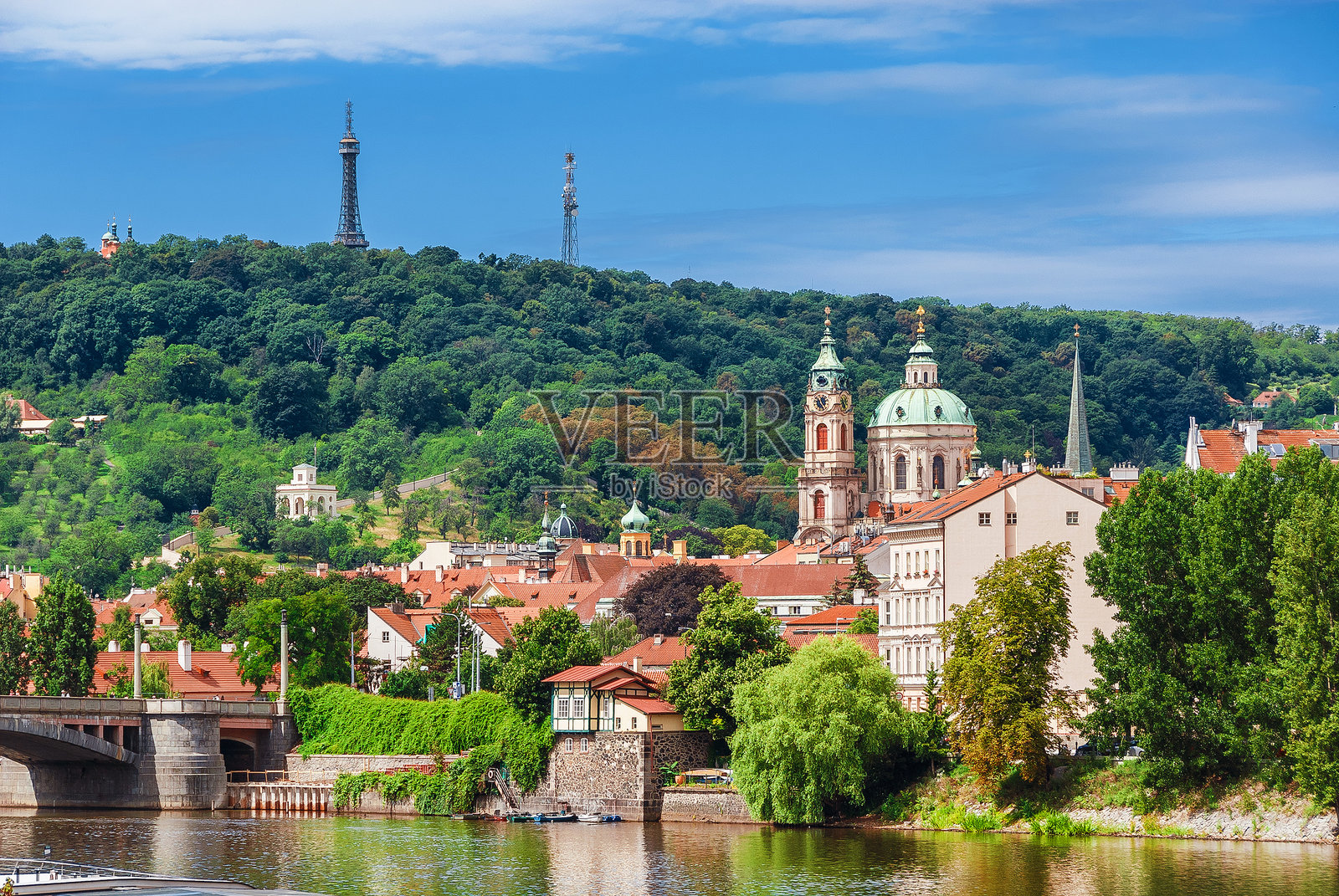 布拉格与伏尔塔瓦河照片摄影图片