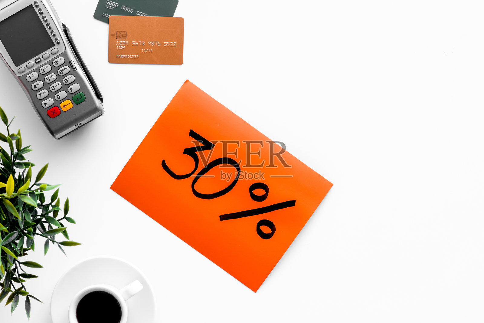 白色背景上的折扣百分比销售标志。在线购物。POS支付终端和信用卡的俯视图。照片摄影图片