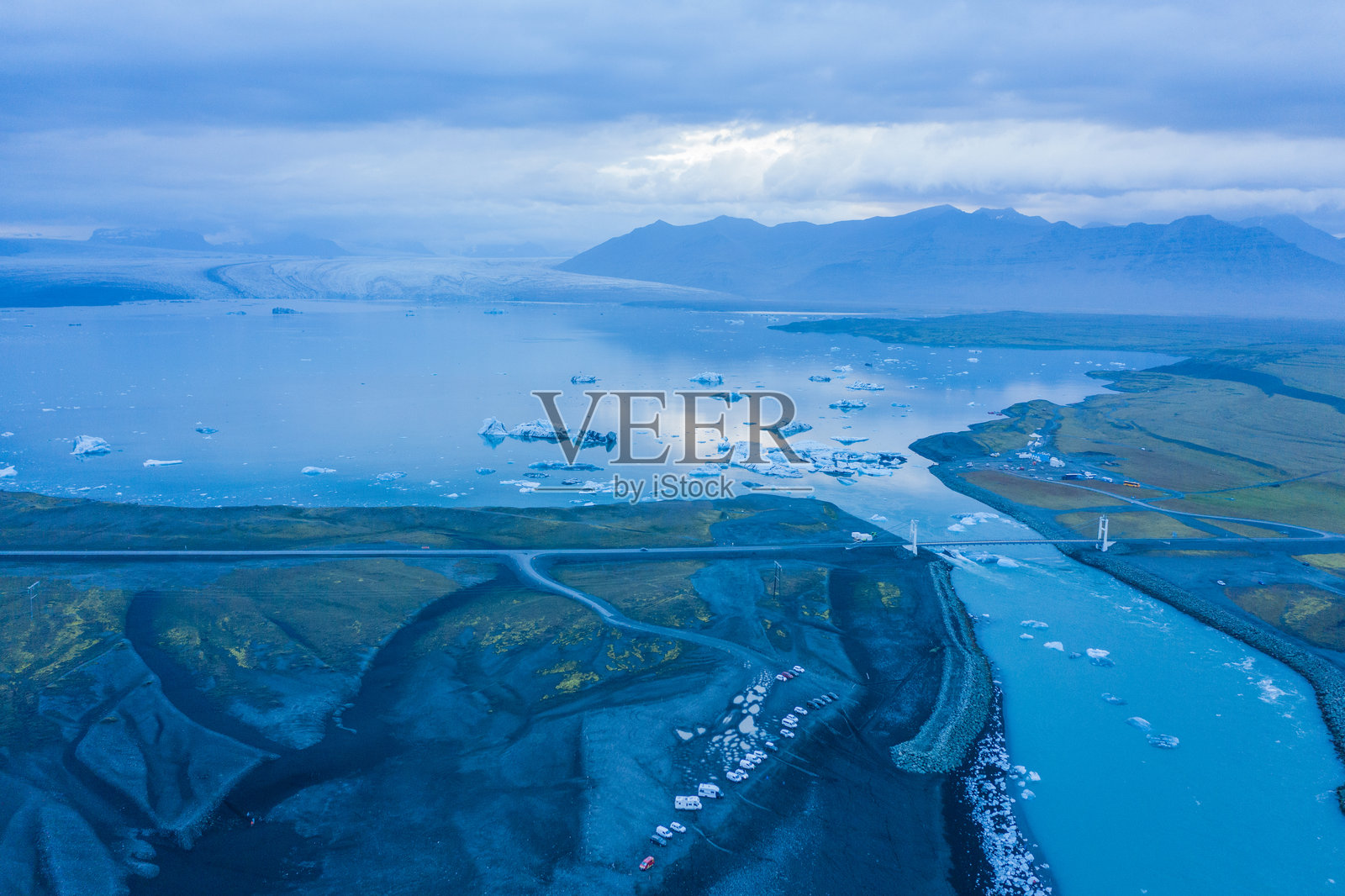 冰岛黄昏时分的钻石海滩和约库尔萨龙冰川桥的鸟瞰图照片摄影图片