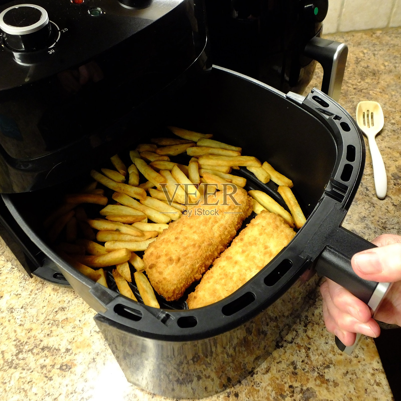 空气炸锅中的炸鱼薯条照片摄影图片