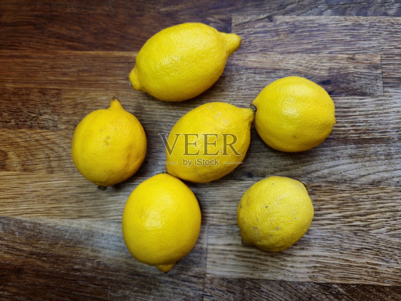 苏格兰格拉斯哥的木桌上的柠檬照片摄影图片