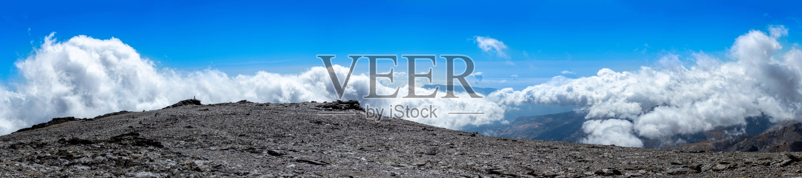 云雾缭绕的山脉,通往穆尔哈森峰的小径照片摄影图片