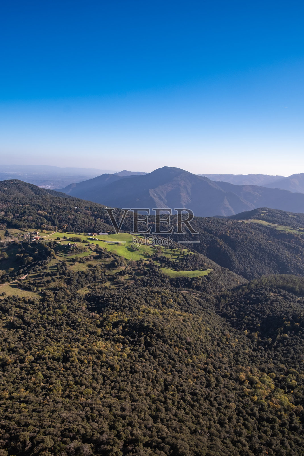 从山顶俯瞰赫罗纳,加泰罗尼亚美丽的绿色山脉天际线的壮丽景色照片摄影图片