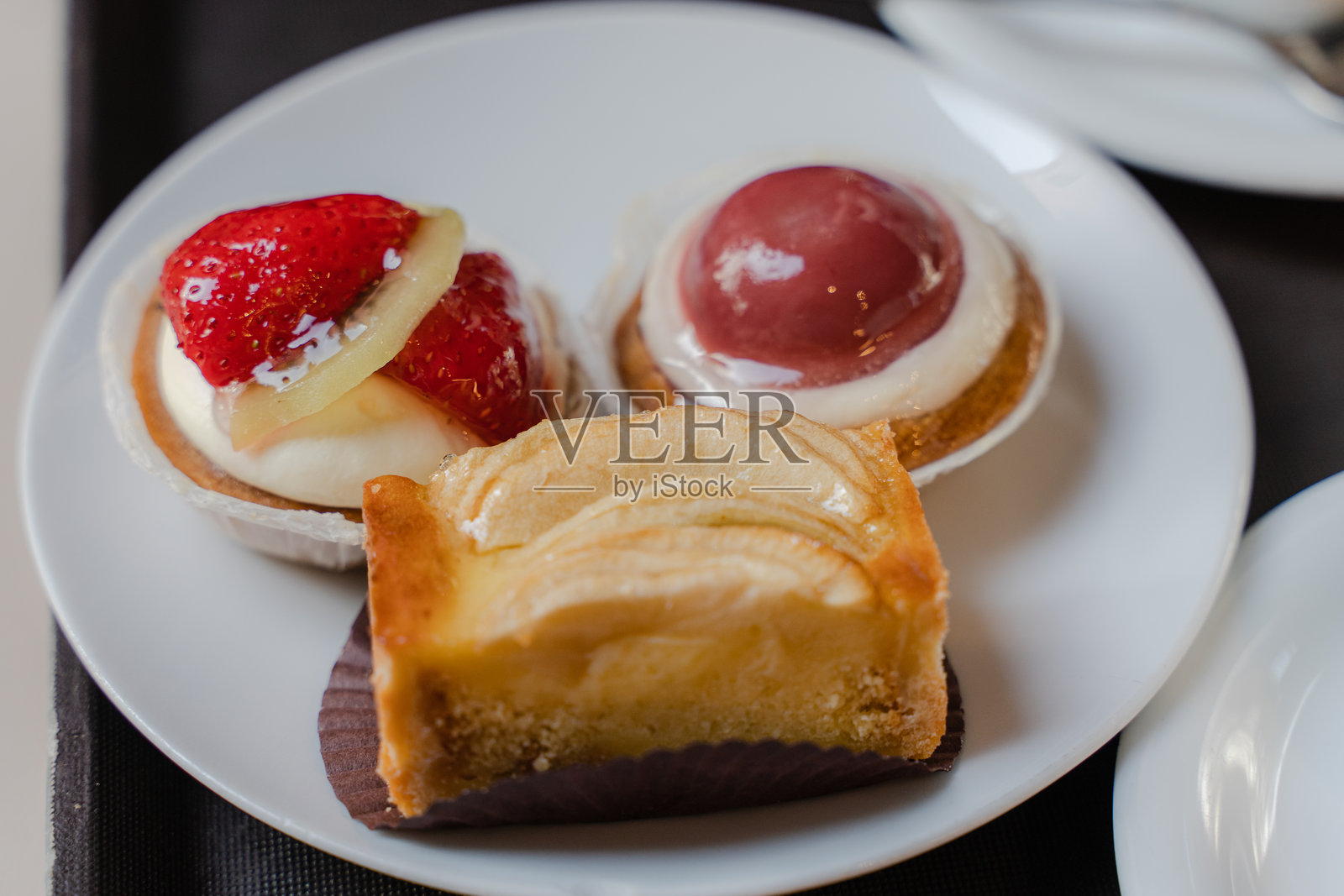 烘焙。蛋糕放在白色盘子上。整体画面。照片摄影图片