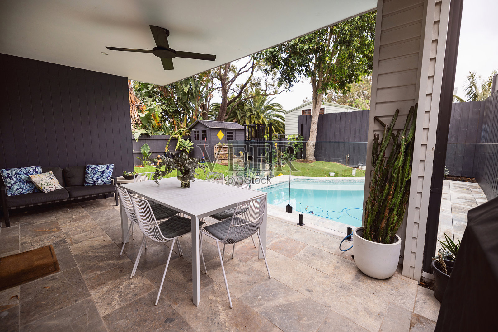 现代户外露台,配有泳池景观和现代装饰照片摄影图片