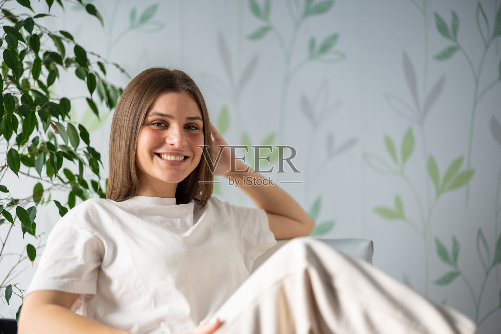 穿着白色T恤的女孩在家放松照片摄影图片