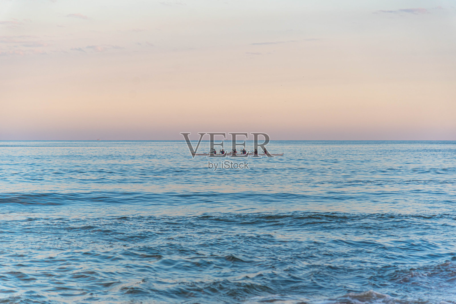 巴西圣卡塔琳娜州甘博阿海滩的划船队。照片摄影图片