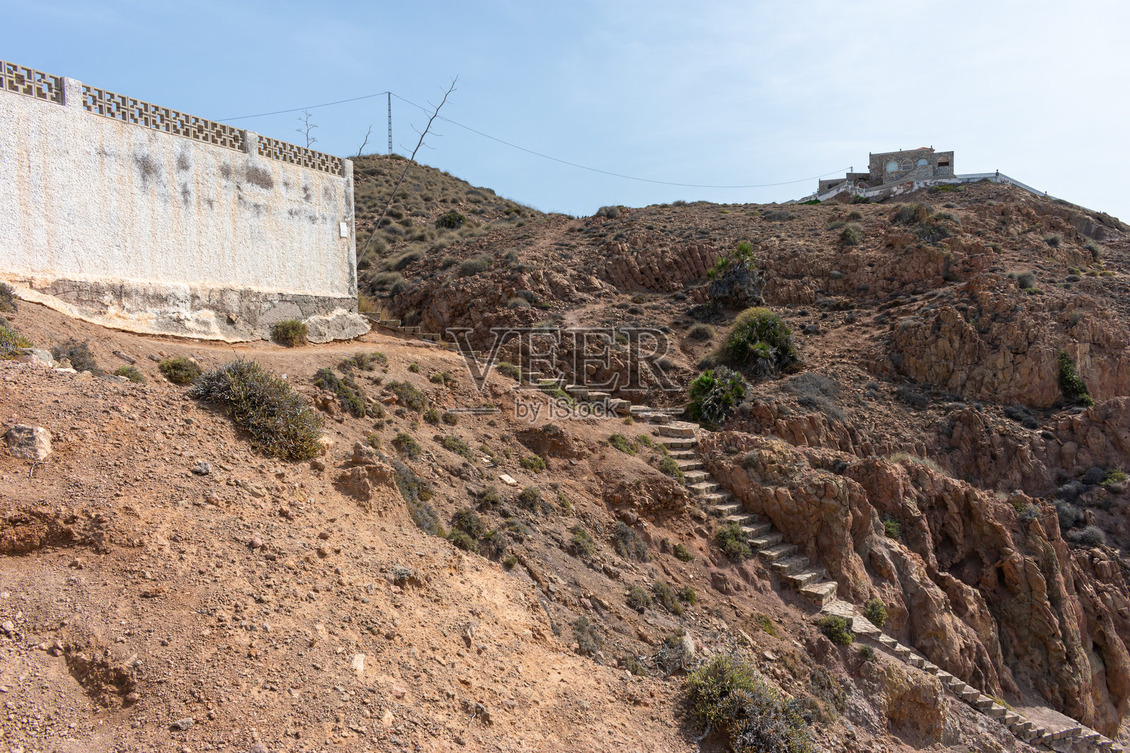 石阶通向海滩的海岸照片摄影图片