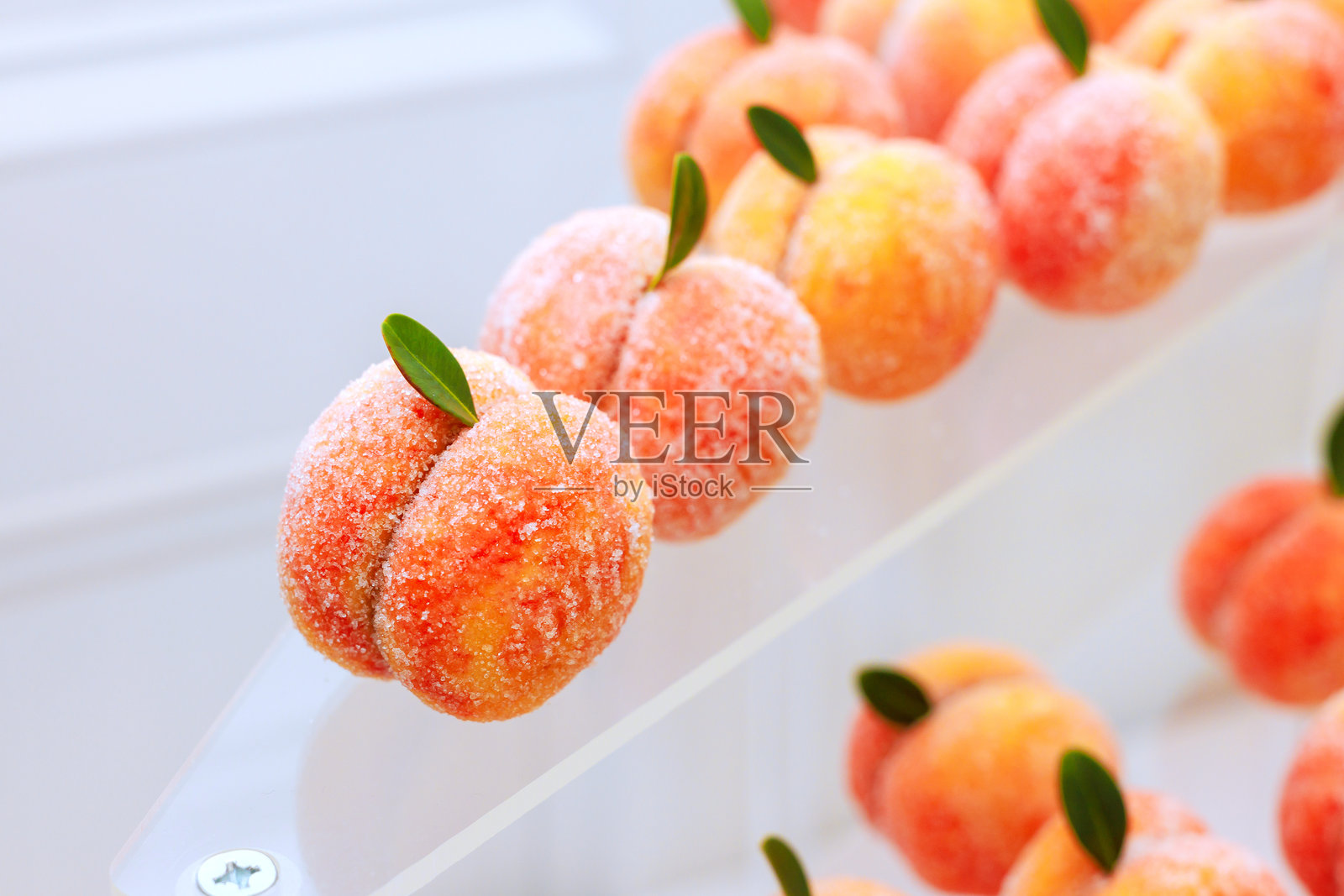 美味的桃子形状甜点在庆祝活动中吸引地展示。照片摄影图片