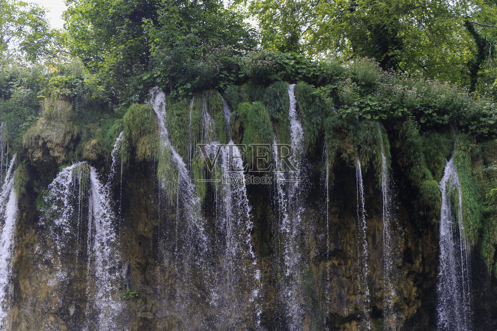 克罗地亚卡尔洛瓦茨的普利特维采湖国家公园中壮观的维利基·普尔斯塔瓦茨瀑布美景。照片摄影图片