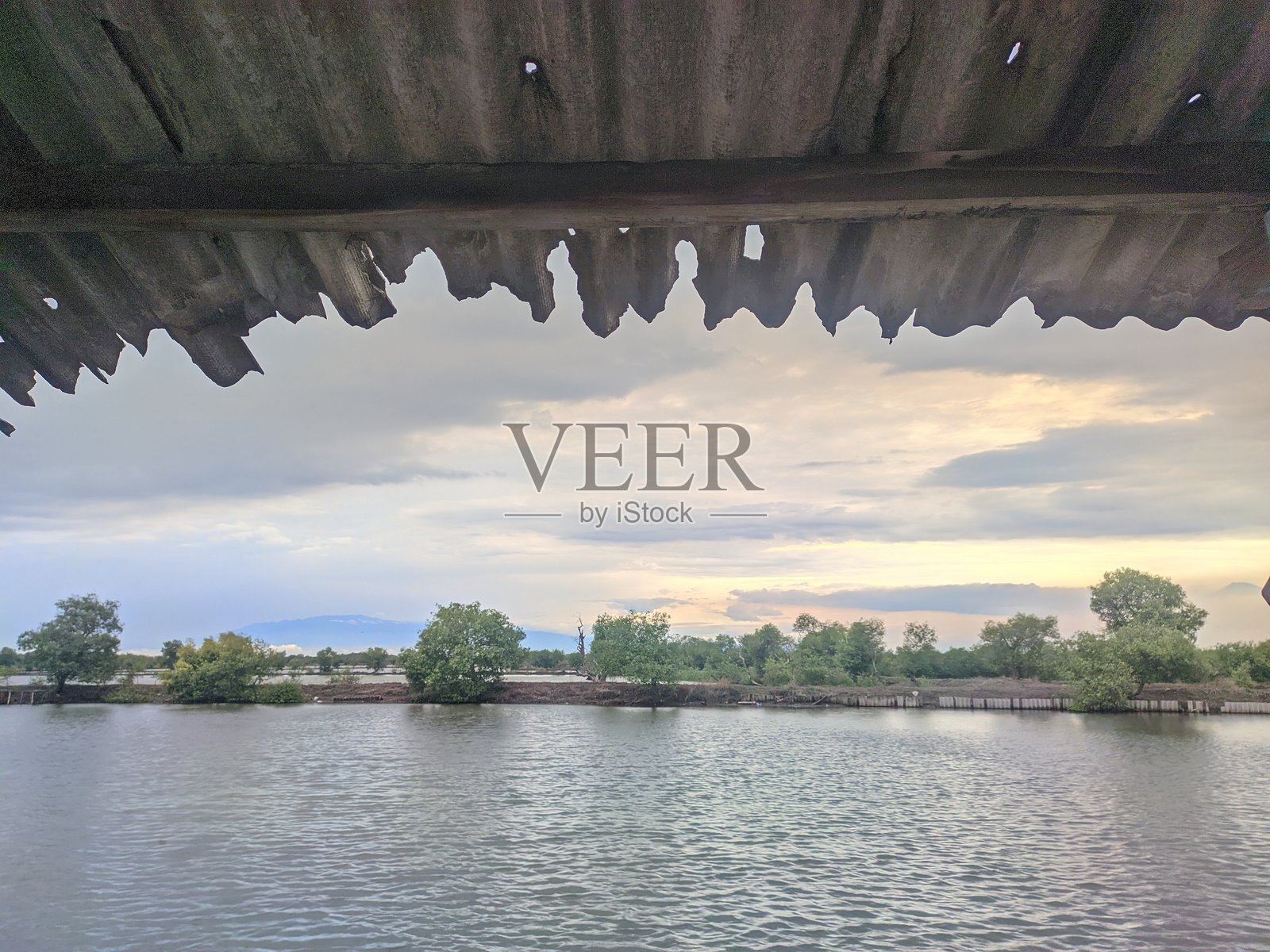 经典的钓鱼池景观照片摄影图片