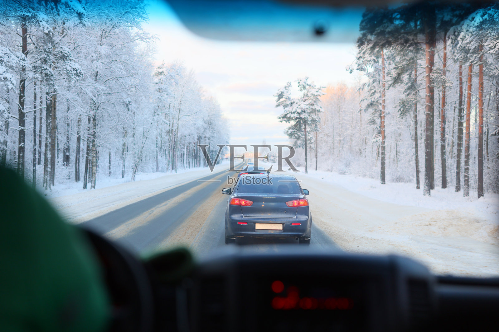冬季驾车穿越美丽的雪景,展现迷人的风景视野照片摄影图片