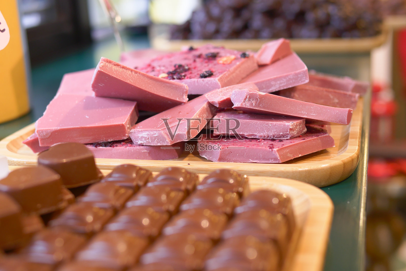 享受一系列令人愉悦的巧克力和软糖甜点,定能让人满意。照片摄影图片